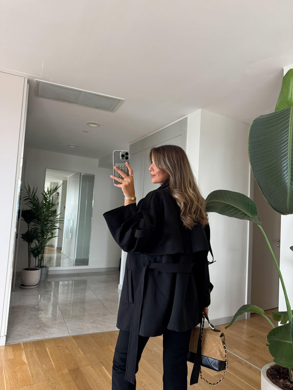 Trench coat – bezvremenski klasik u crnoj boji