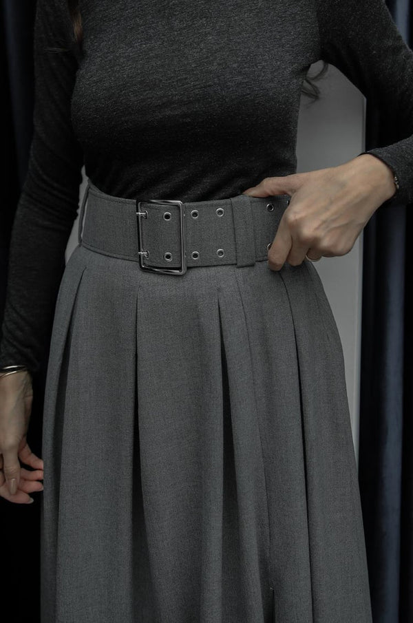 Siva duga suknja sa kaišem – Trend Edit 2026