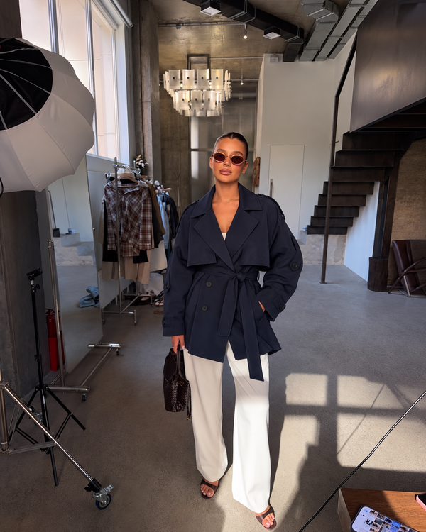 Trench coat Laluma – bezvremenski klasik navy blue boja