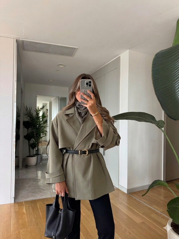 Trench coat – bezvremenski klasik u maslinasto zelenoj boji