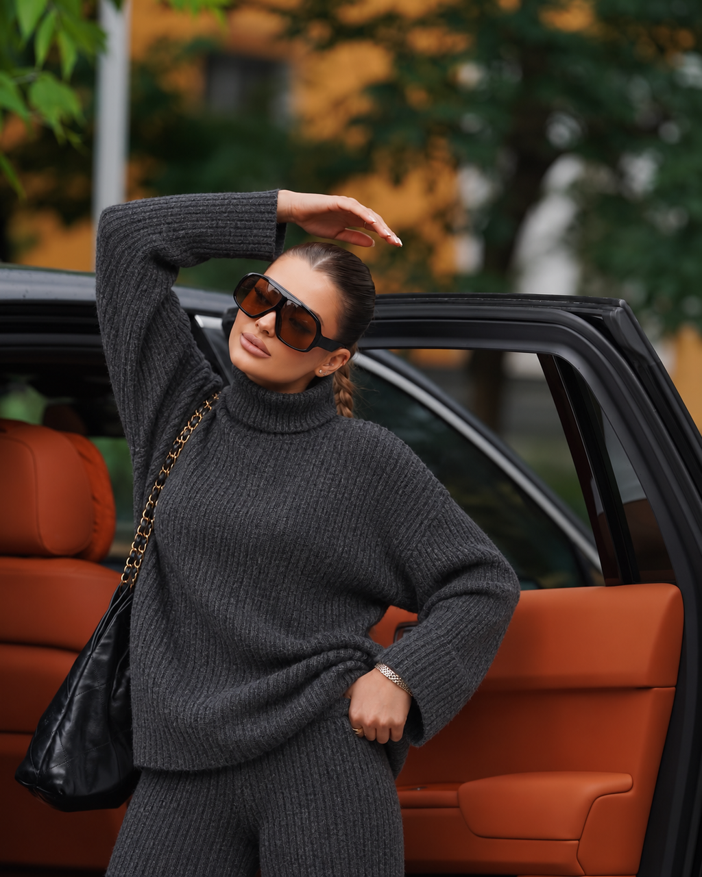 FH BRAND – Antracit sivi rebrasti komplet: džemper sa rolkom i pantalone – cela figura pored automobila