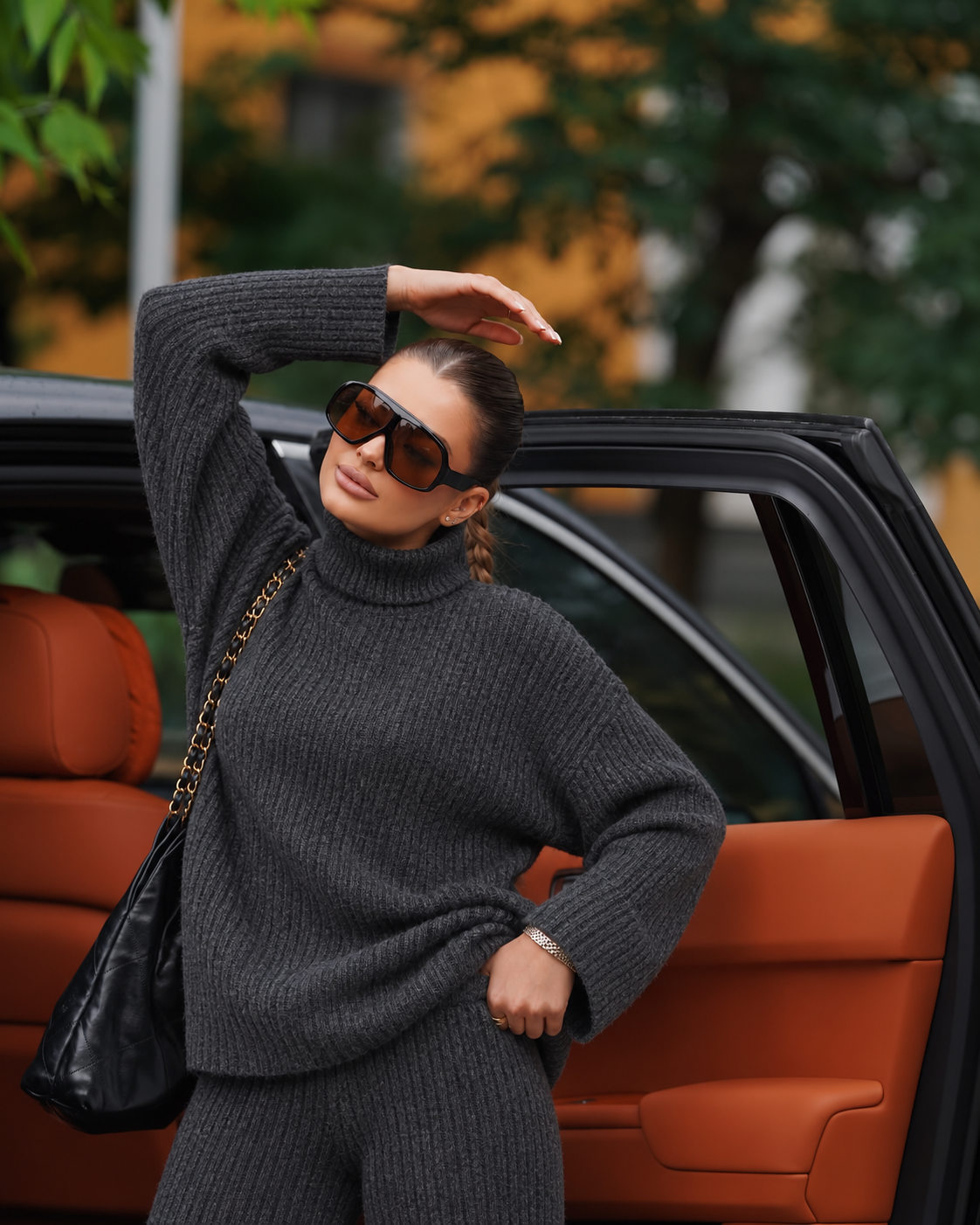FH BRAND – Antracit sivi rebrasti komplet: džemper sa rolkom i pantalone – cela figura pored automobila