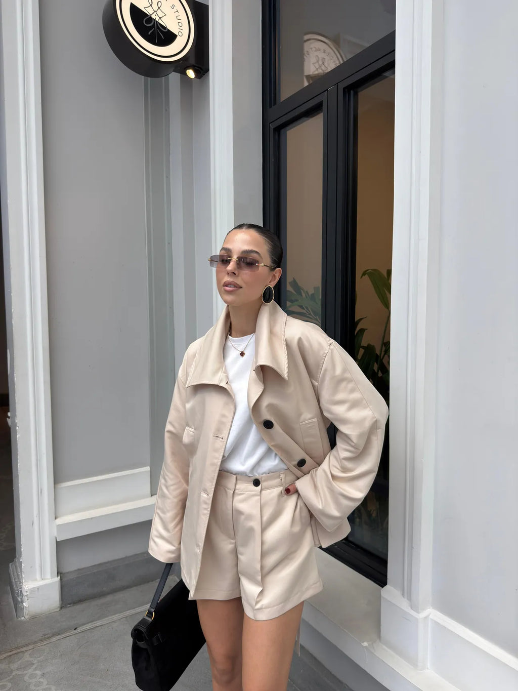 PREMIUM SET "SAND SAFARI" – TRENCH I ŠORTS – Fashion Hunter, pogled 4