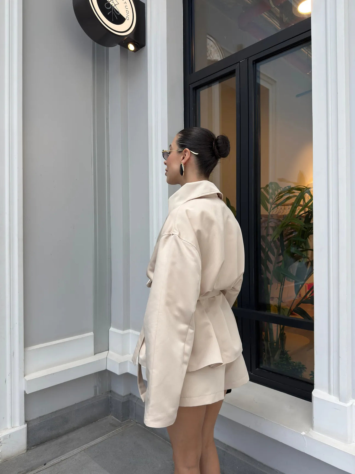 PREMIUM SET "SAND SAFARI" – TRENCH I ŠORTS – Fashion Hunter, pogled 3
