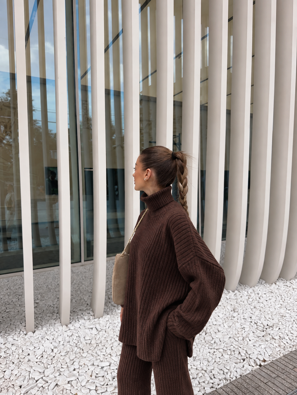 FH BRAND – Tamnobraon rebrasti komplet: džemper sa rolkom i pantalone – profil