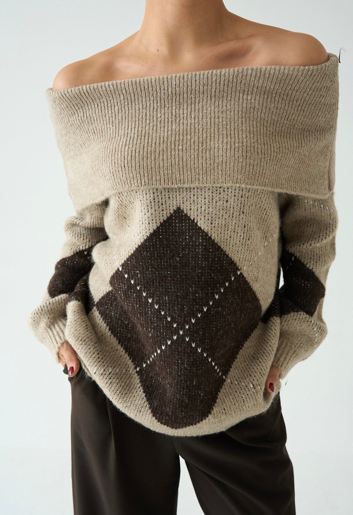 DŽEMPER SPUŠTENIH RAMENA SA ROMBOIDOM BRAON