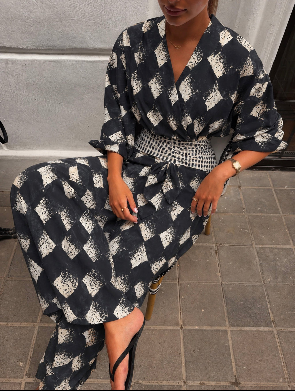 Chic Monochromatic Diamond Draped Haljina