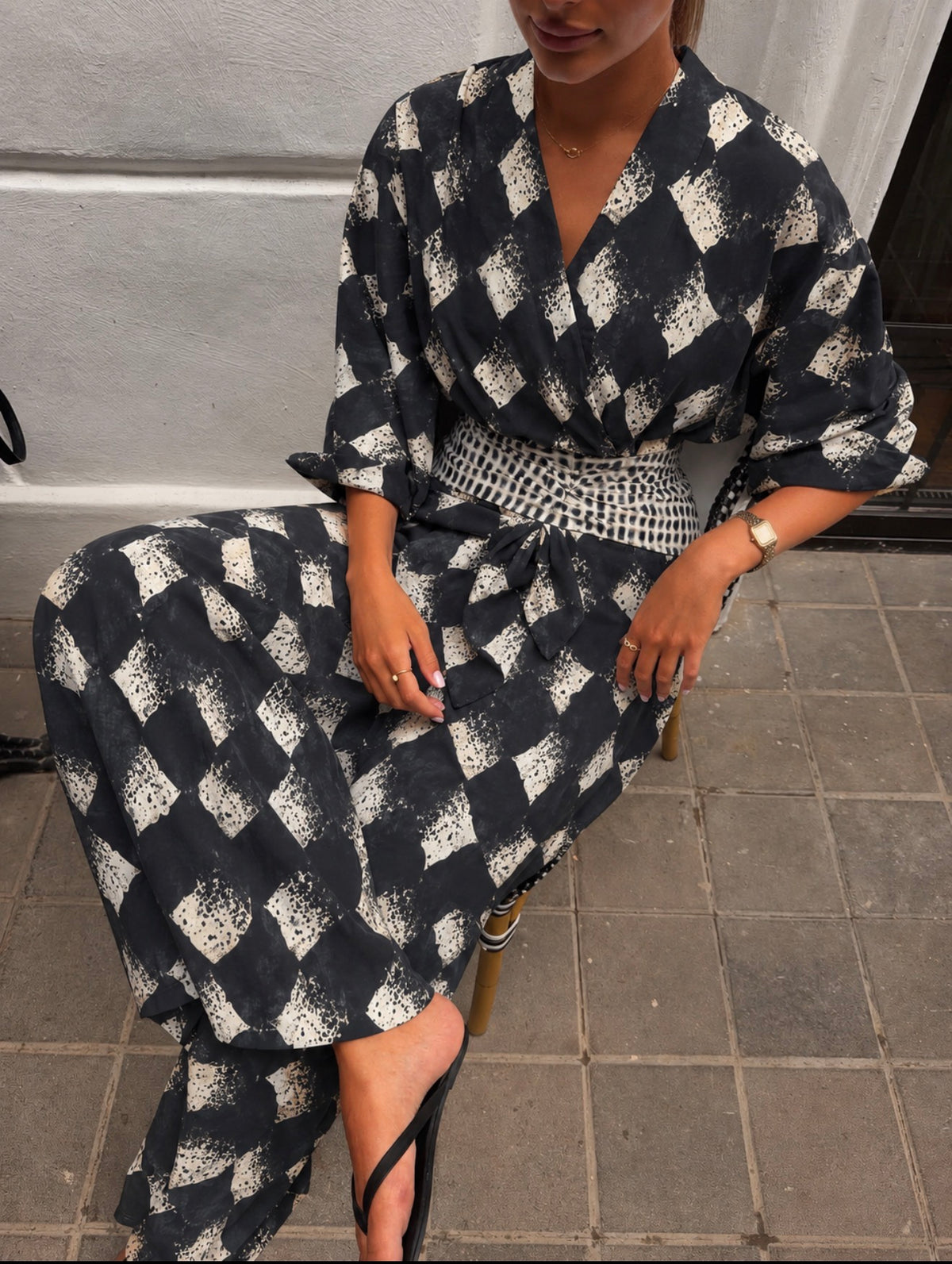 Chic Monochromatic Diamond Draped Haljina