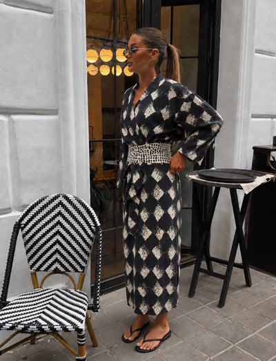 Chic Monochromatic Diamond Draped Haljina