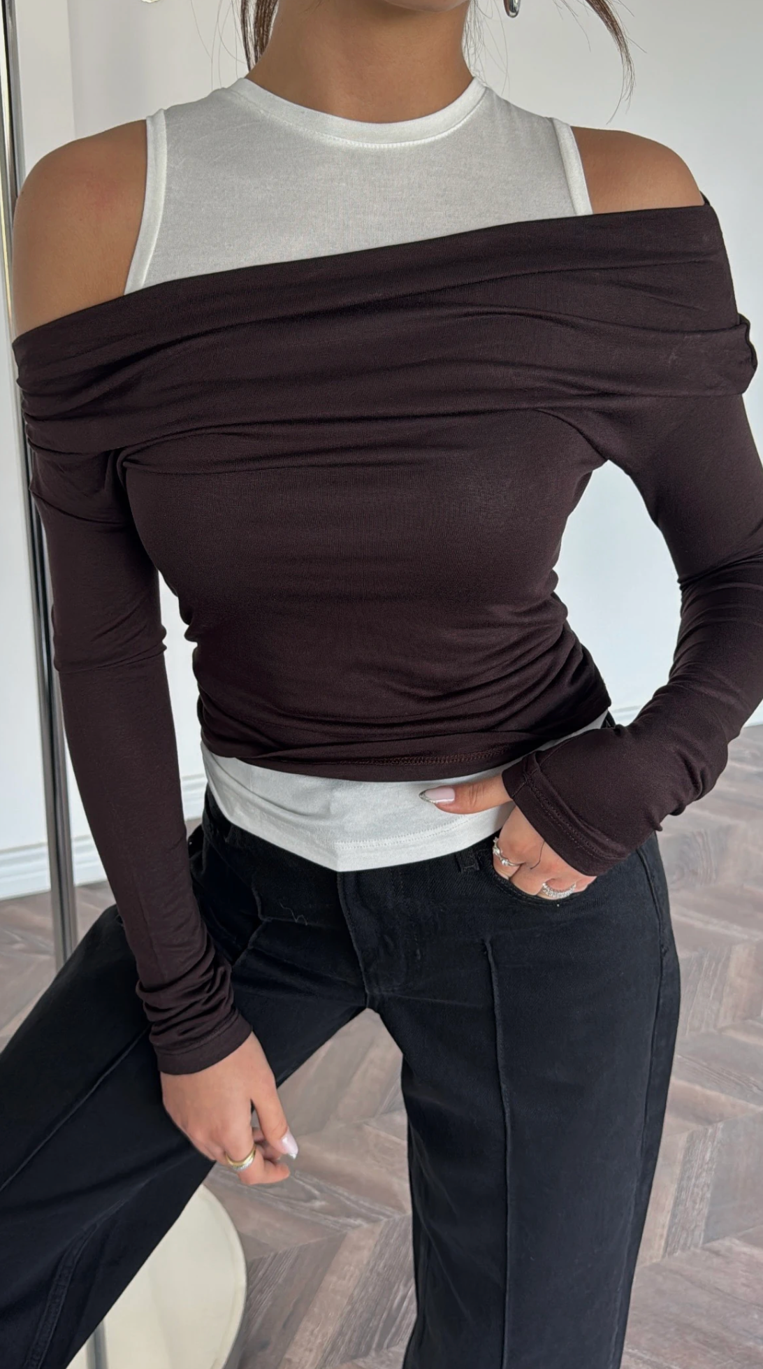 Asimetrična braon off-shoulder bluza sa belim topom