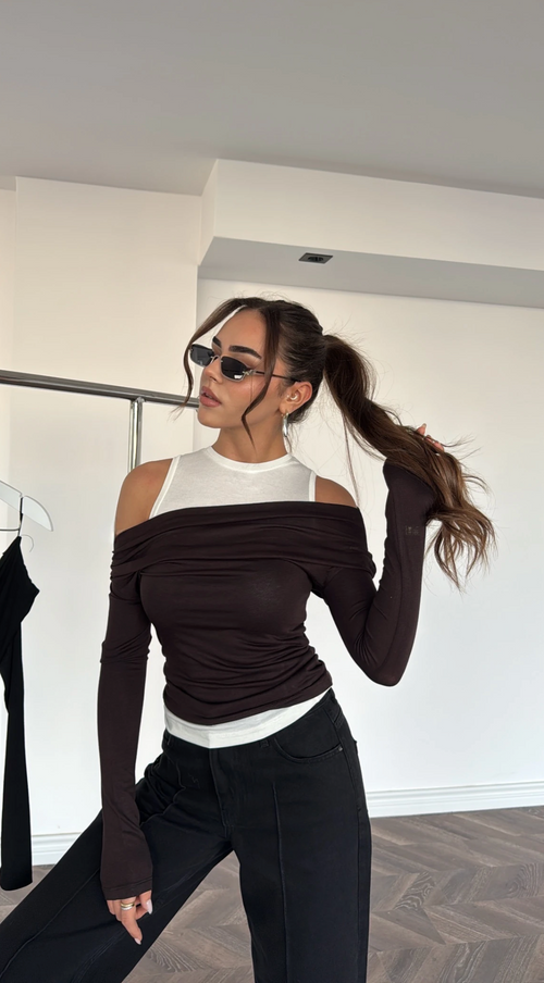 Asimetrična braon off-shoulder bluza sa belim topom