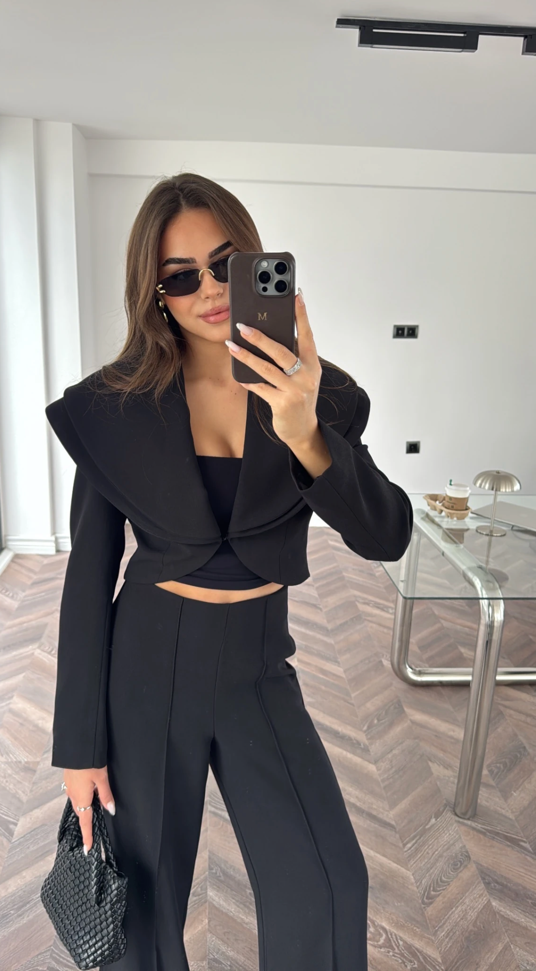 MINIMALISTIČKO CRNO ODELO