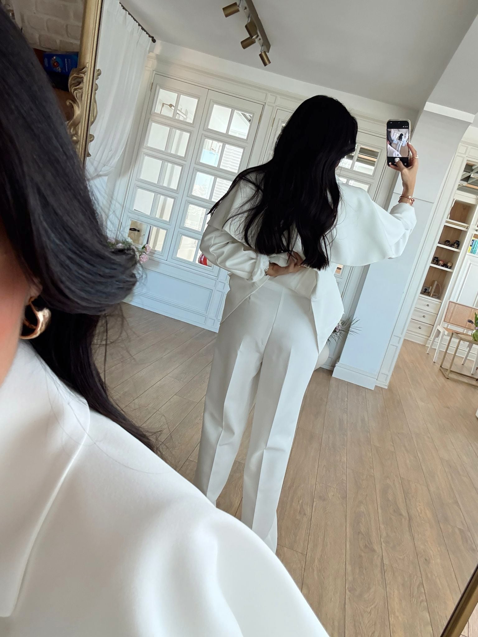 WHITE AERO CAPE SET – Elegantno trodelno odelo sa skidivim ogrtačem