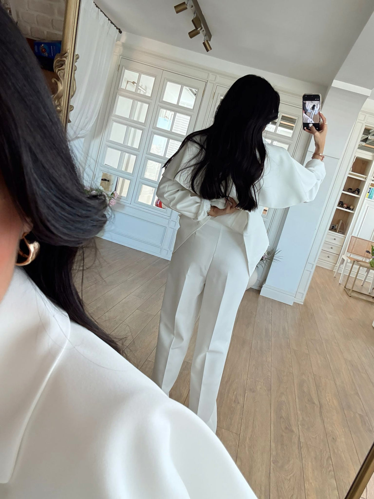 WHITE AERO CAPE SET – Elegantno trodelno odelo sa skidivim ogrtačem