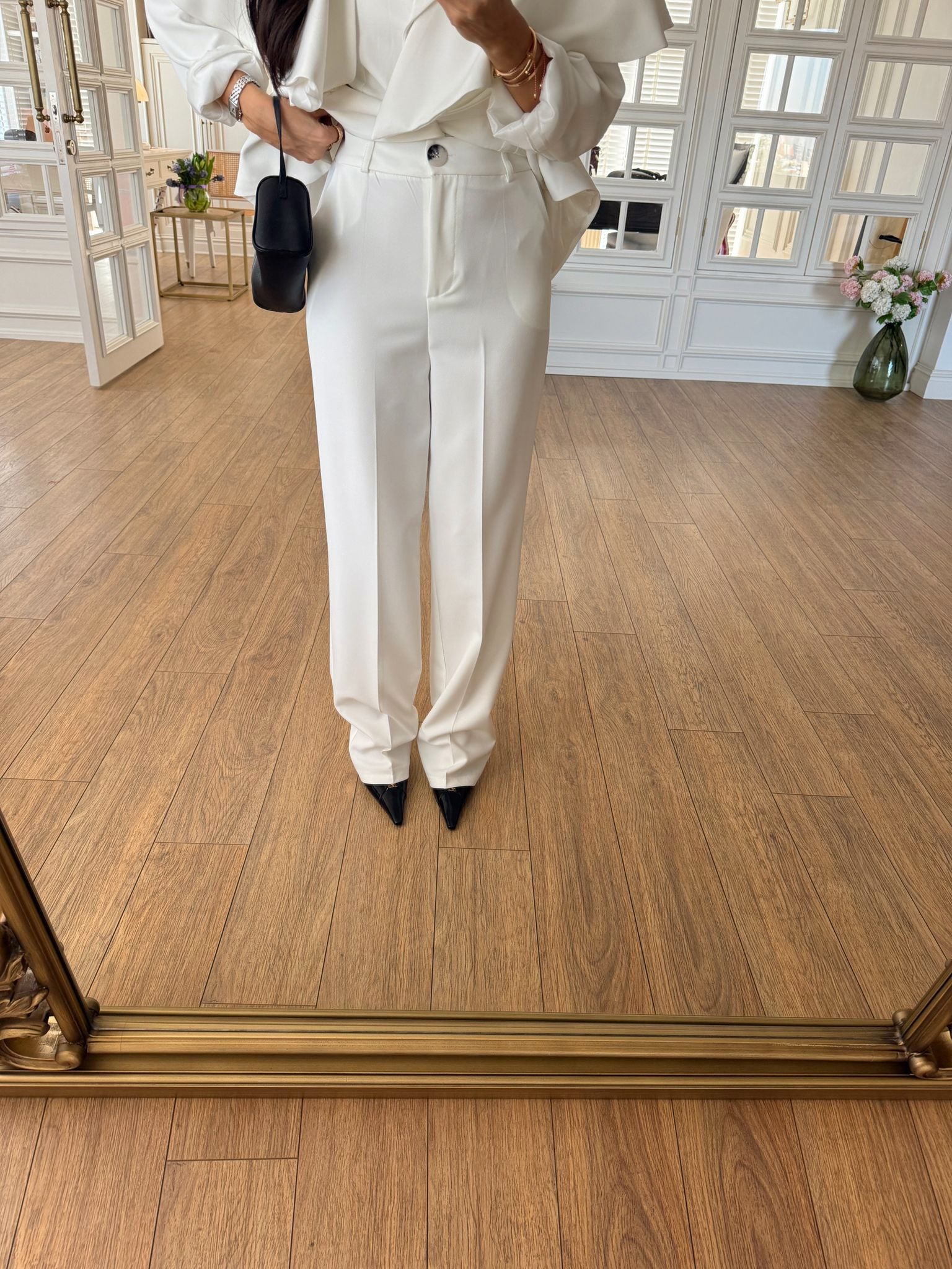 WHITE AERO CAPE SET – Elegantno trodelno odelo sa skidivim ogrtačem