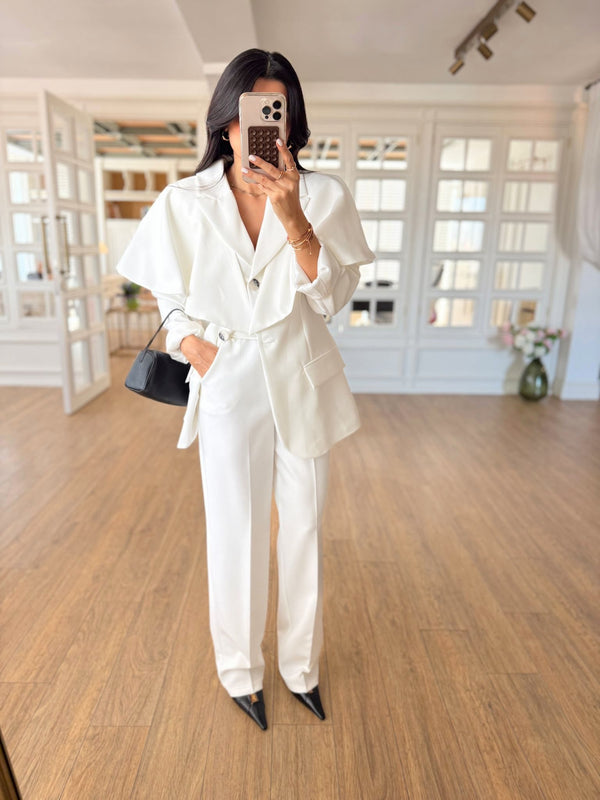 WHITE AERO CAPE SET – Elegantno trodelno odelo sa skidivim ogrtačem