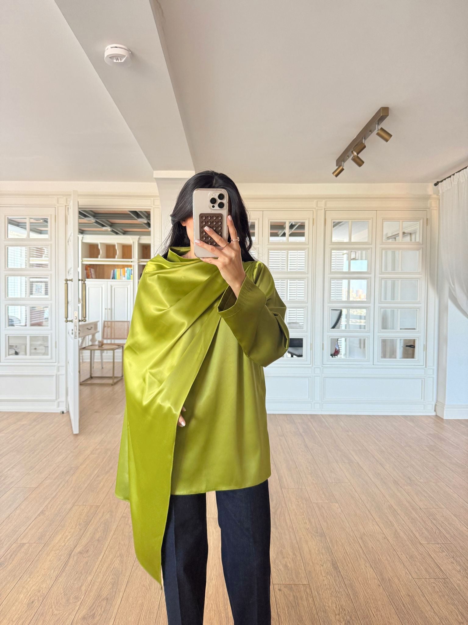 SATENSKA BLUZA SA INTEGRISANIM ŠALOM – LIME GREEN