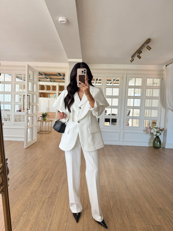 WHITE AERO CAPE SET – Elegantno trodelno odelo sa skidivim ogrtačem