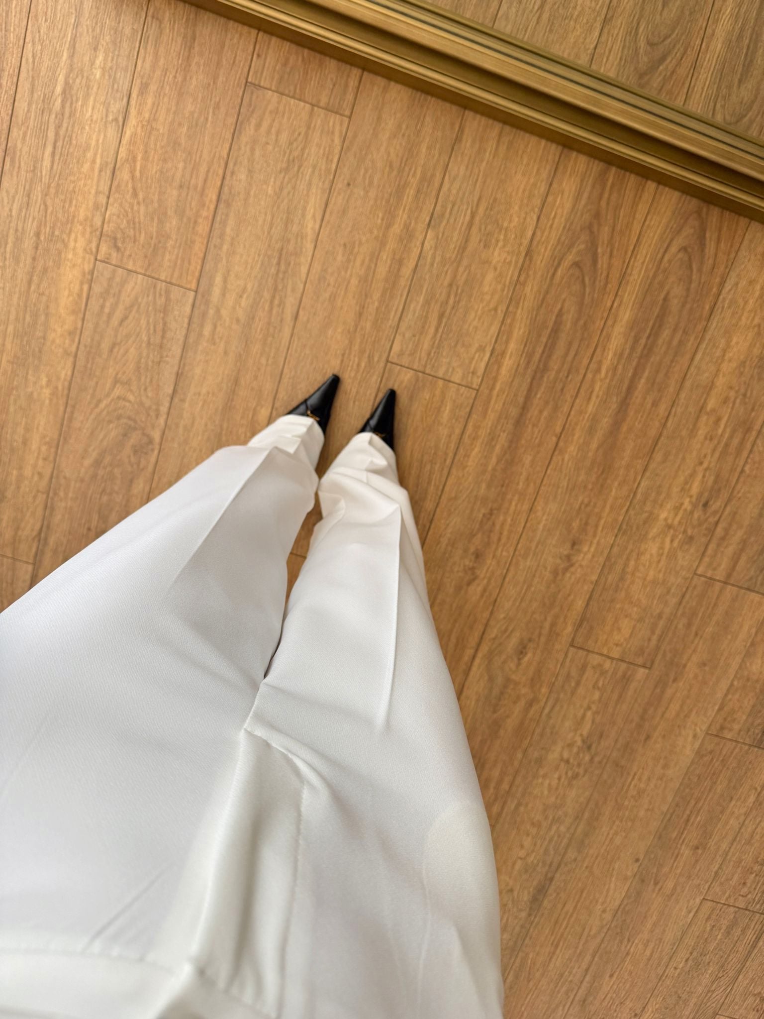 WHITE AERO CAPE SET – Elegantno trodelno odelo sa skidivim ogrtačem
