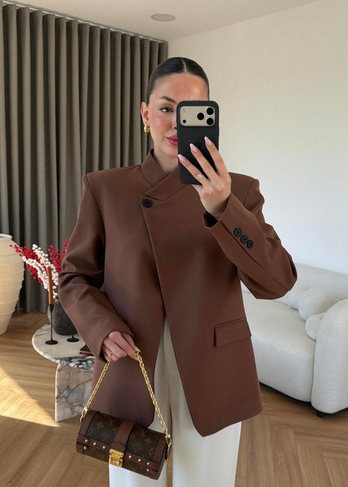 Asimetrični blejzer - bela i braon boja boja