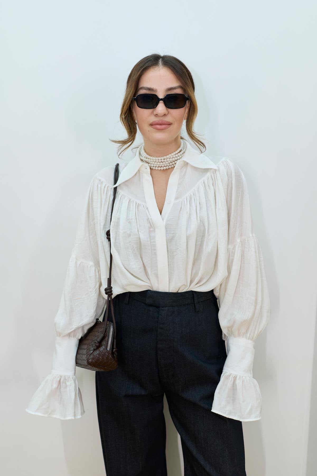 PREMIUM BLUZA SA VOLANIMA BELA