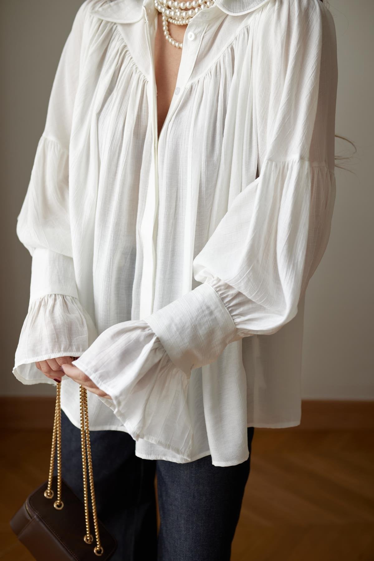 PREMIUM BLUZA SA VOLANIMA BELA