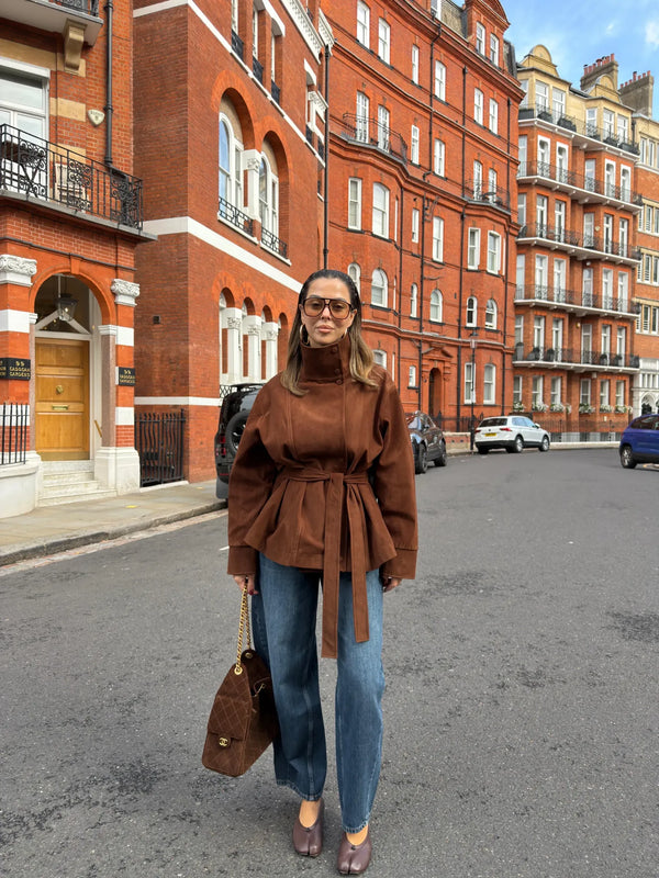 Cognac suede jakna sa pojasom – prednji prikaz