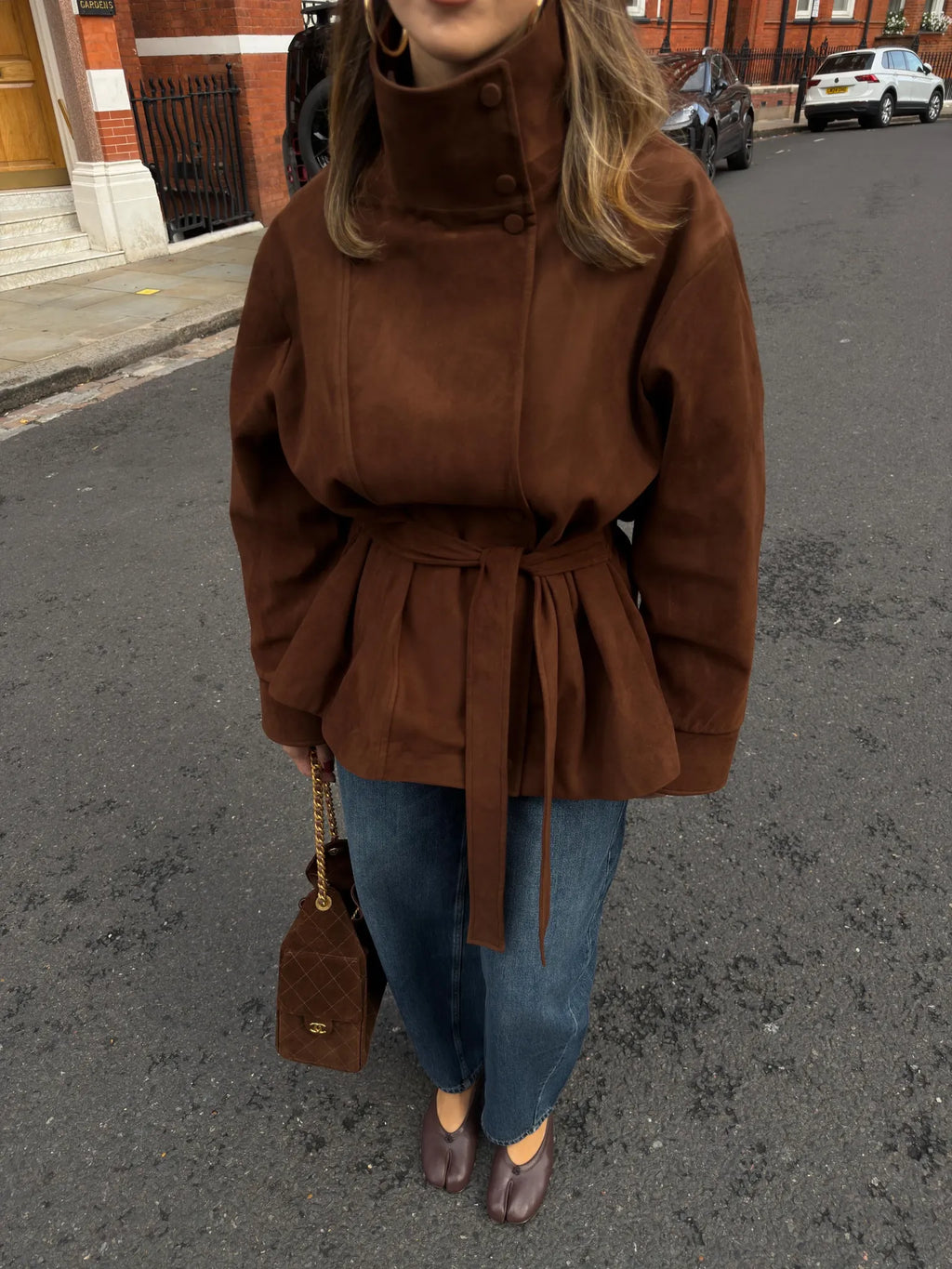 Cognac suede jakna – detalj pojasa i kroja