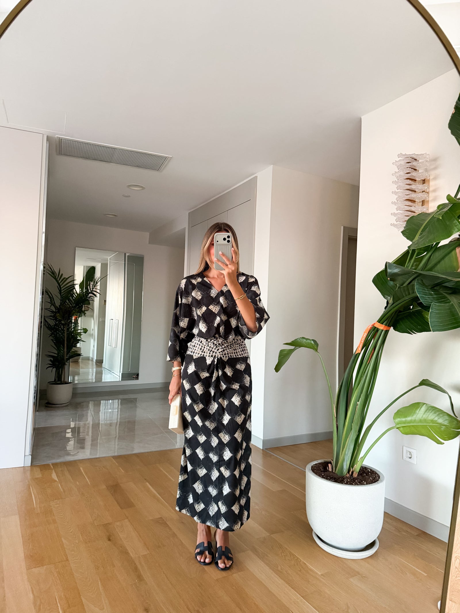 Chic Monochromatic Diamond Draped Haljina