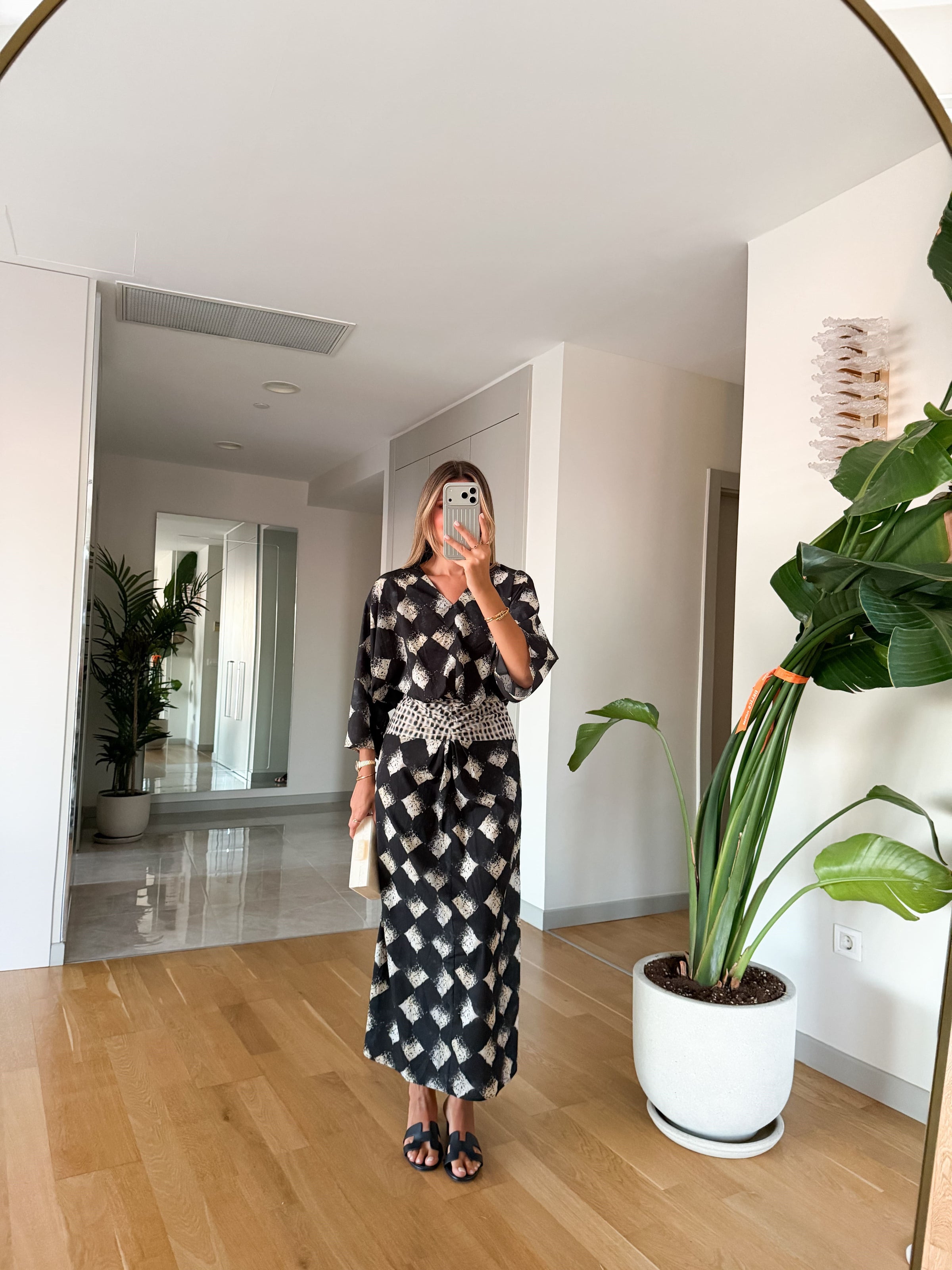 Chic Monochromatic Diamond Draped Haljina