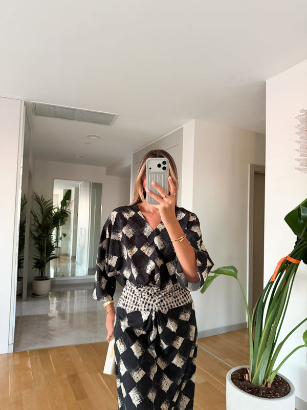 Chic Monochromatic Diamond Draped Haljina