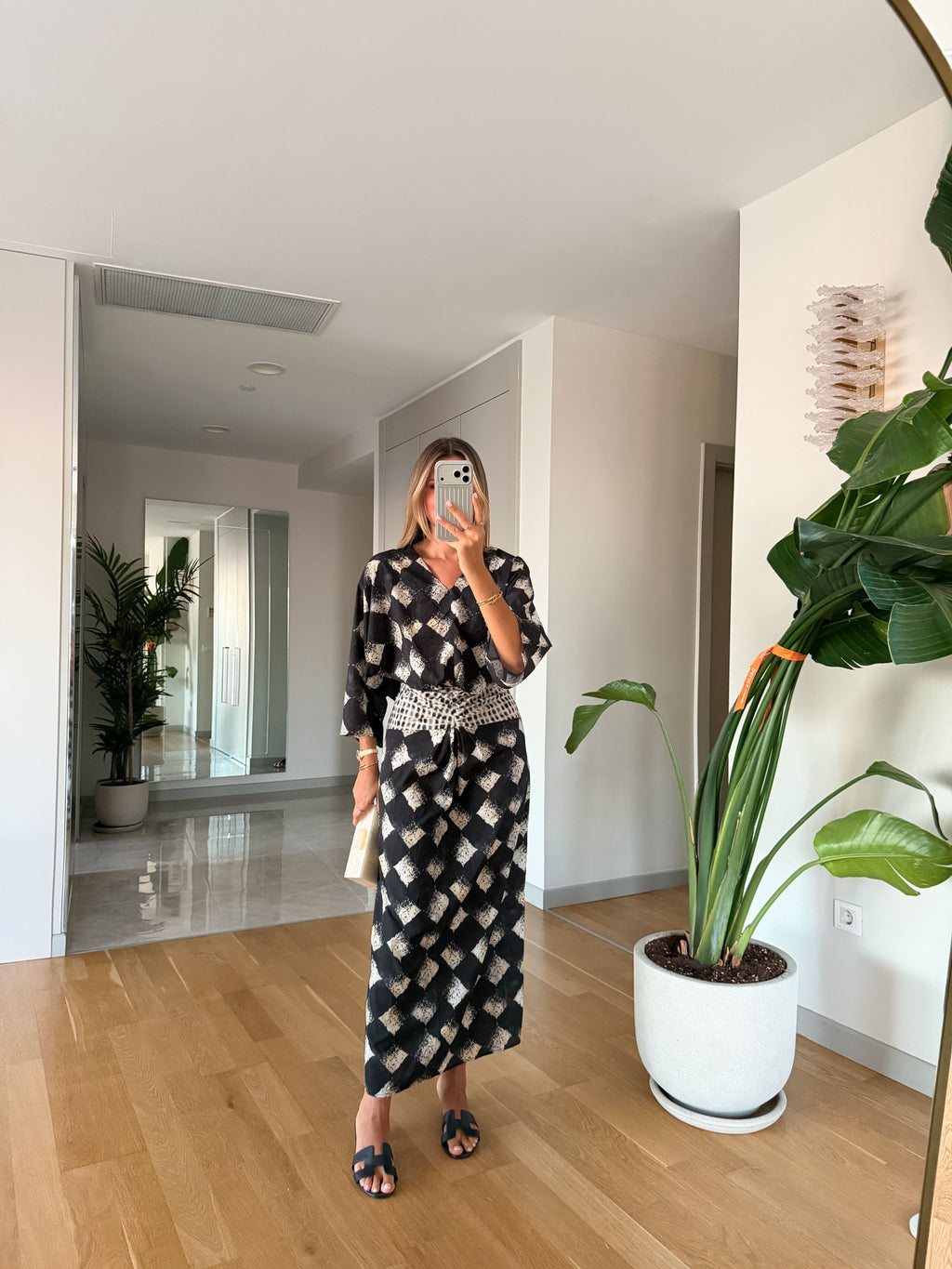 Chic Monochromatic Diamond Draped Haljina