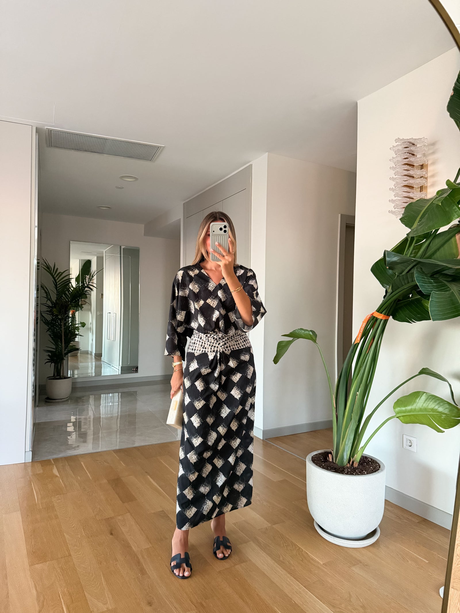 Chic Monochromatic Diamond Draped Haljina