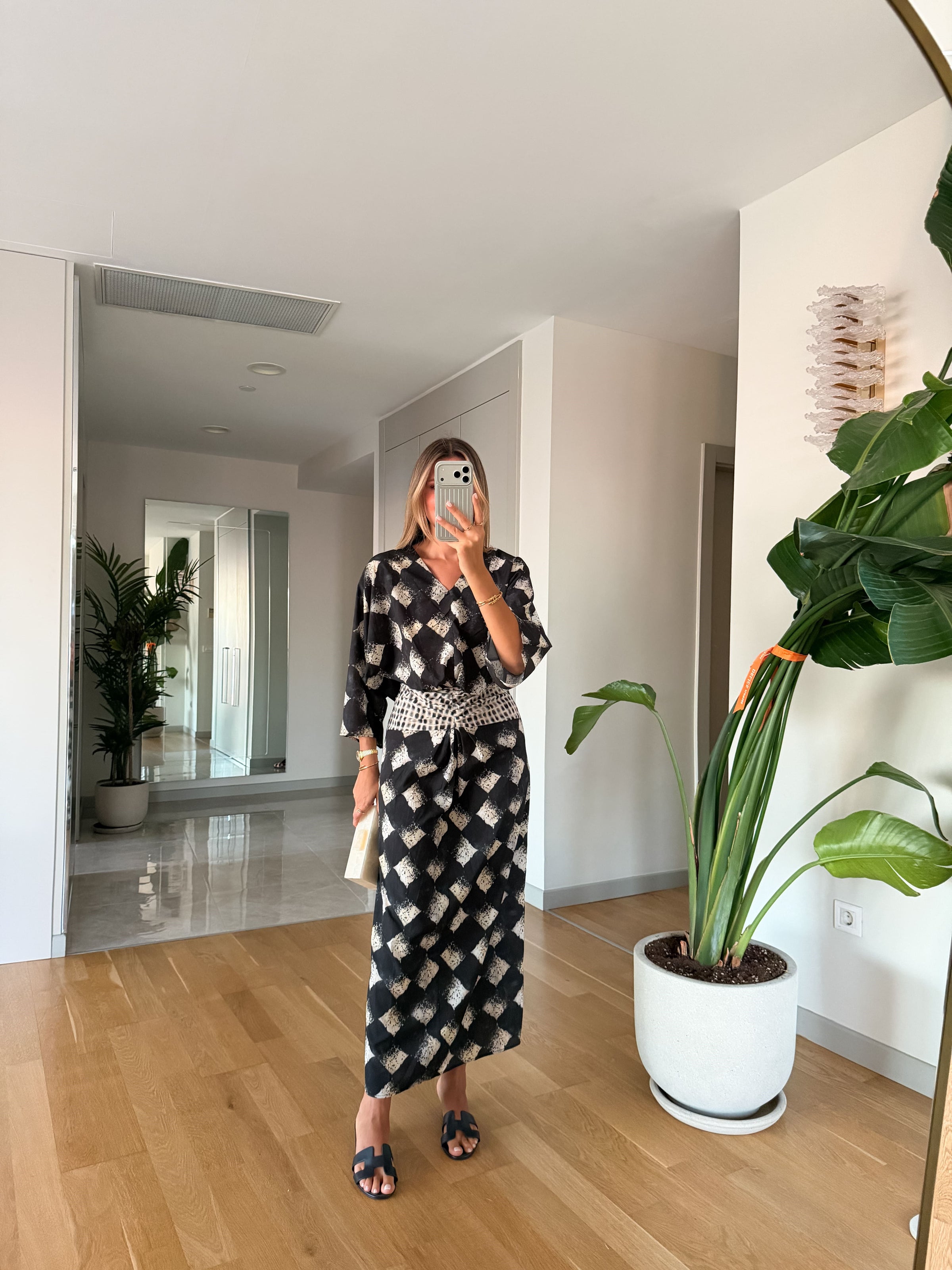 Chic Monochromatic Diamond Draped Haljina
