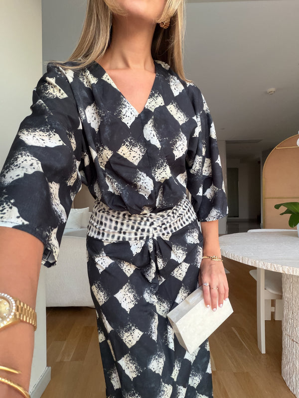 Chic Monochromatic Diamond Draped Haljina