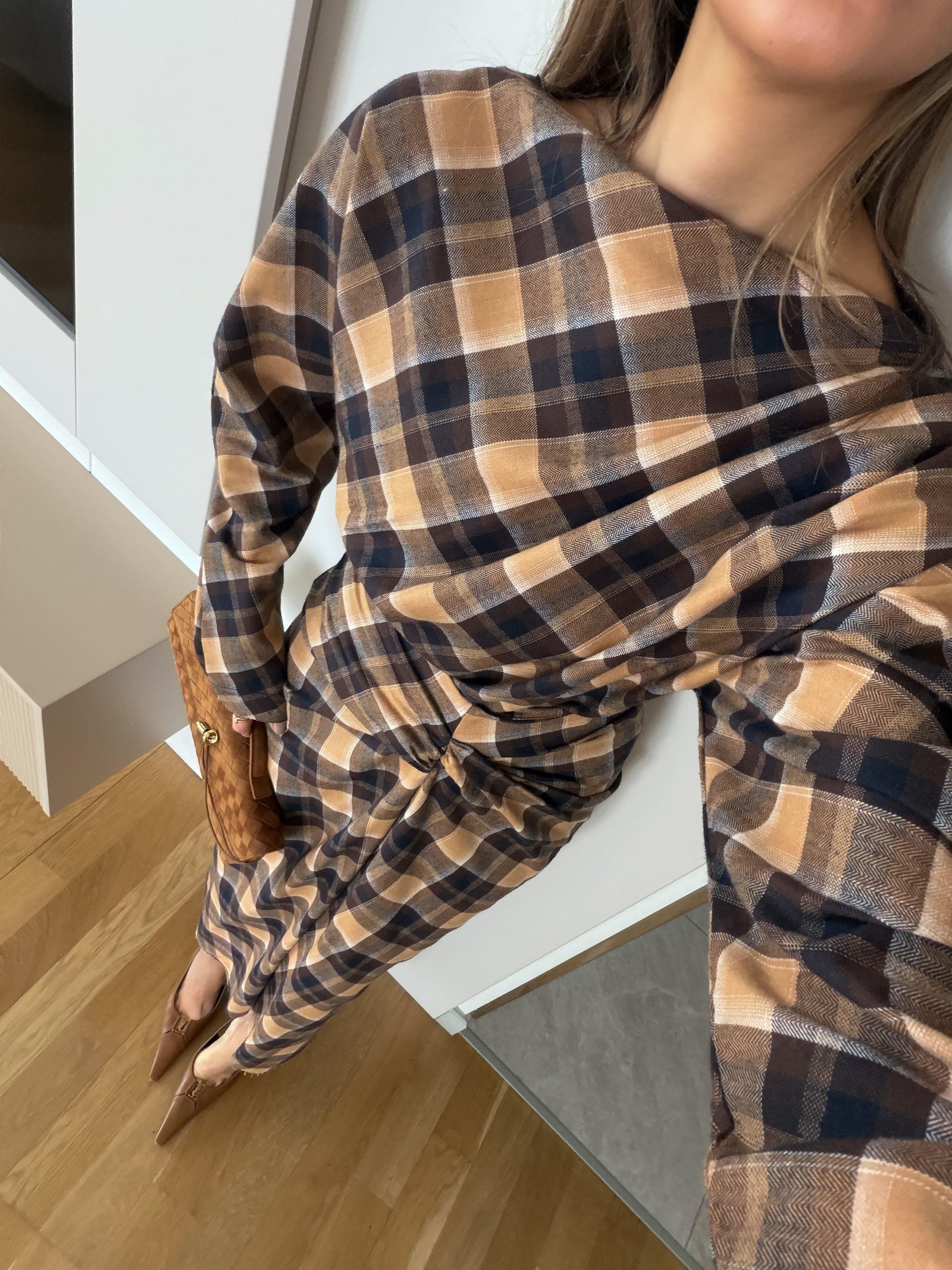 Karirani midi komplet sa drapiranim detaljem