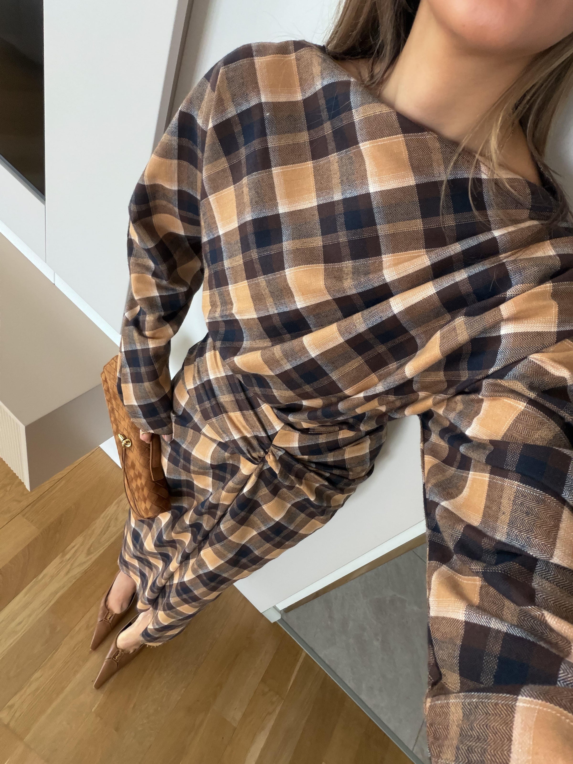 Karirani midi komplet sa drapiranim detaljem