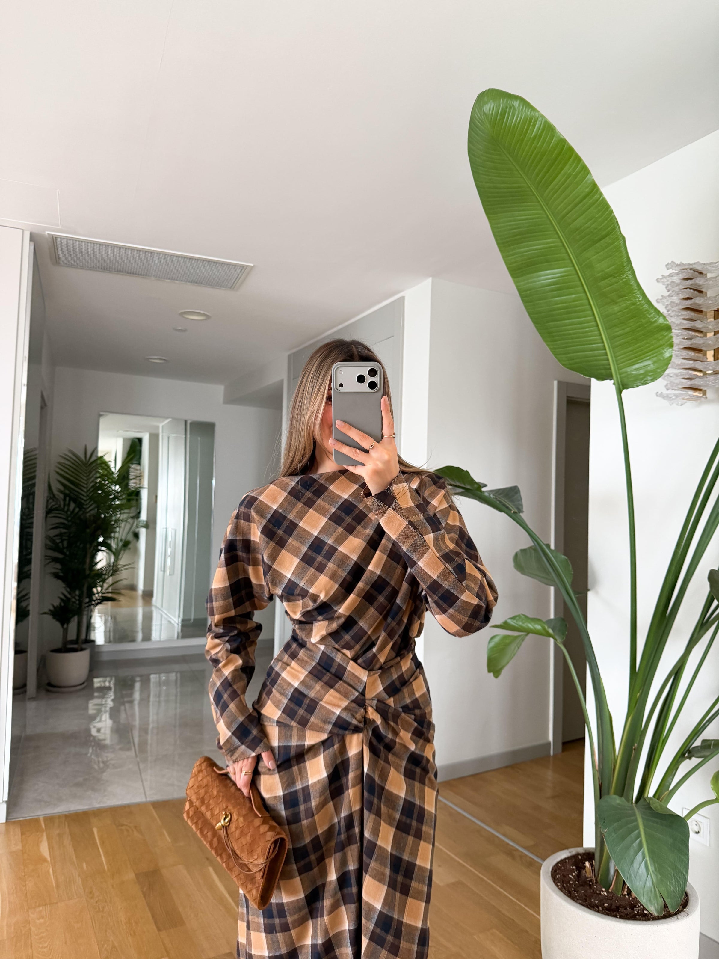 Karirani midi komplet sa drapiranim detaljem