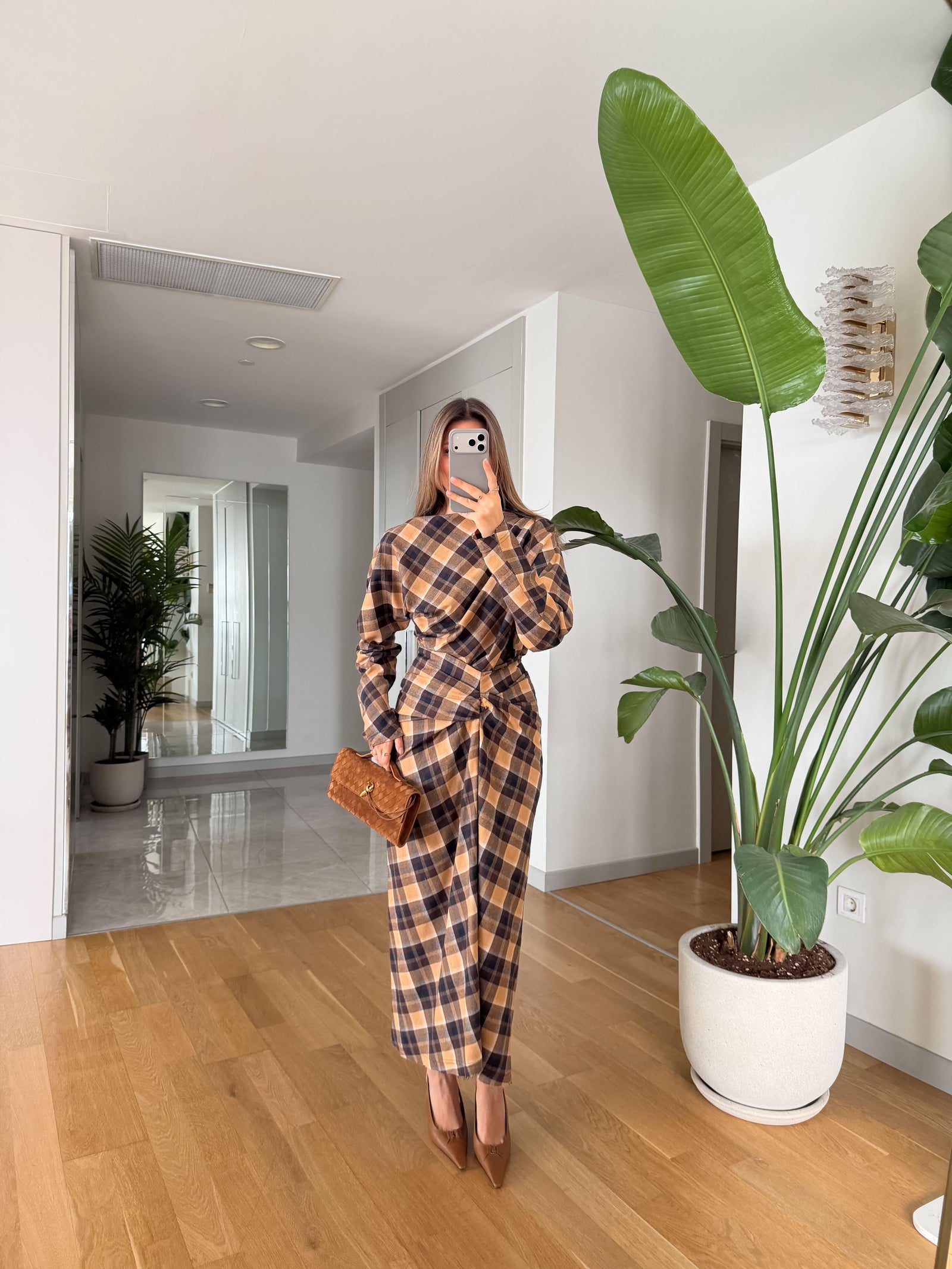 Karirani midi komplet sa drapiranim detaljem