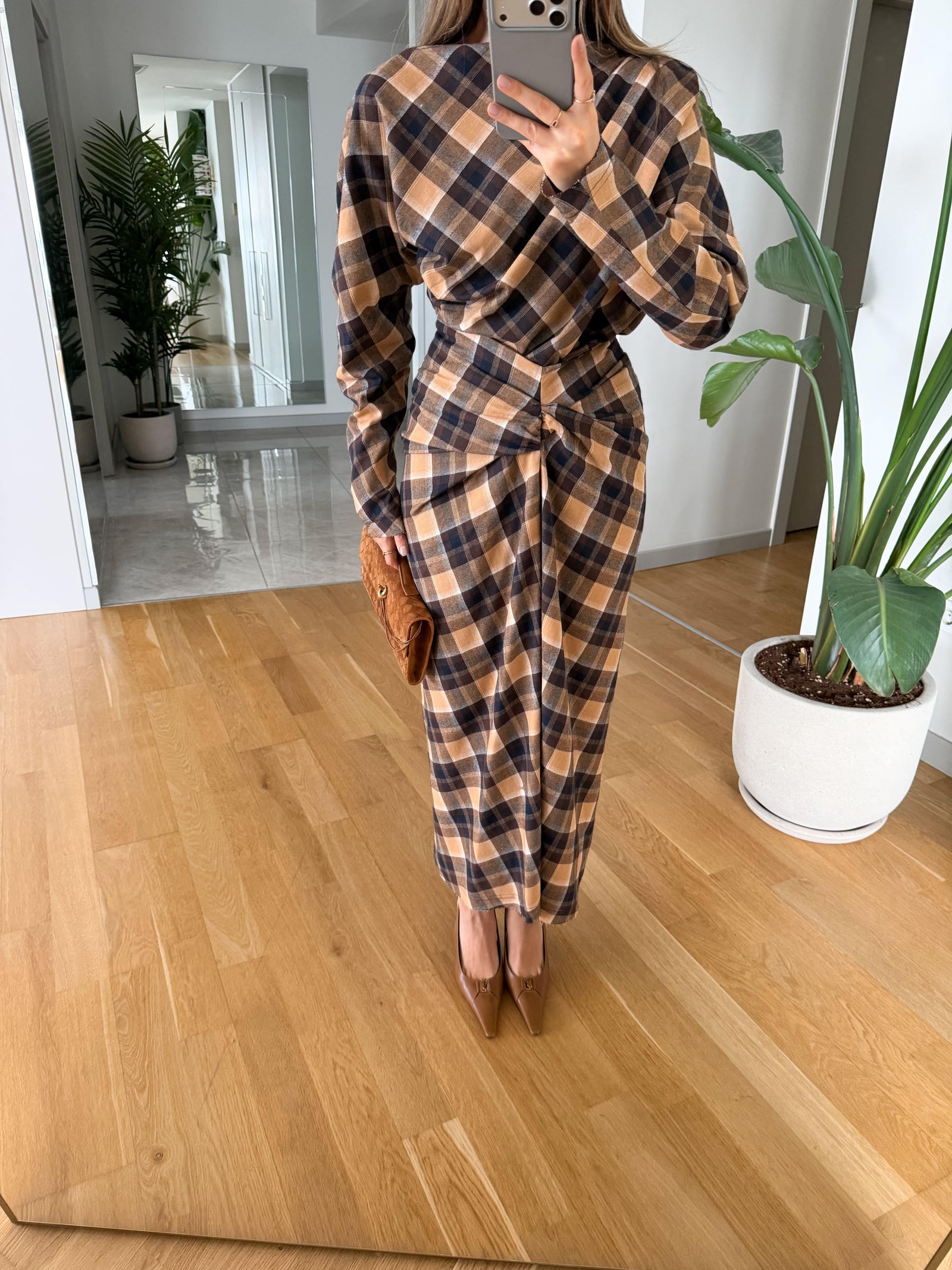 Karirani midi komplet sa drapiranim detaljem