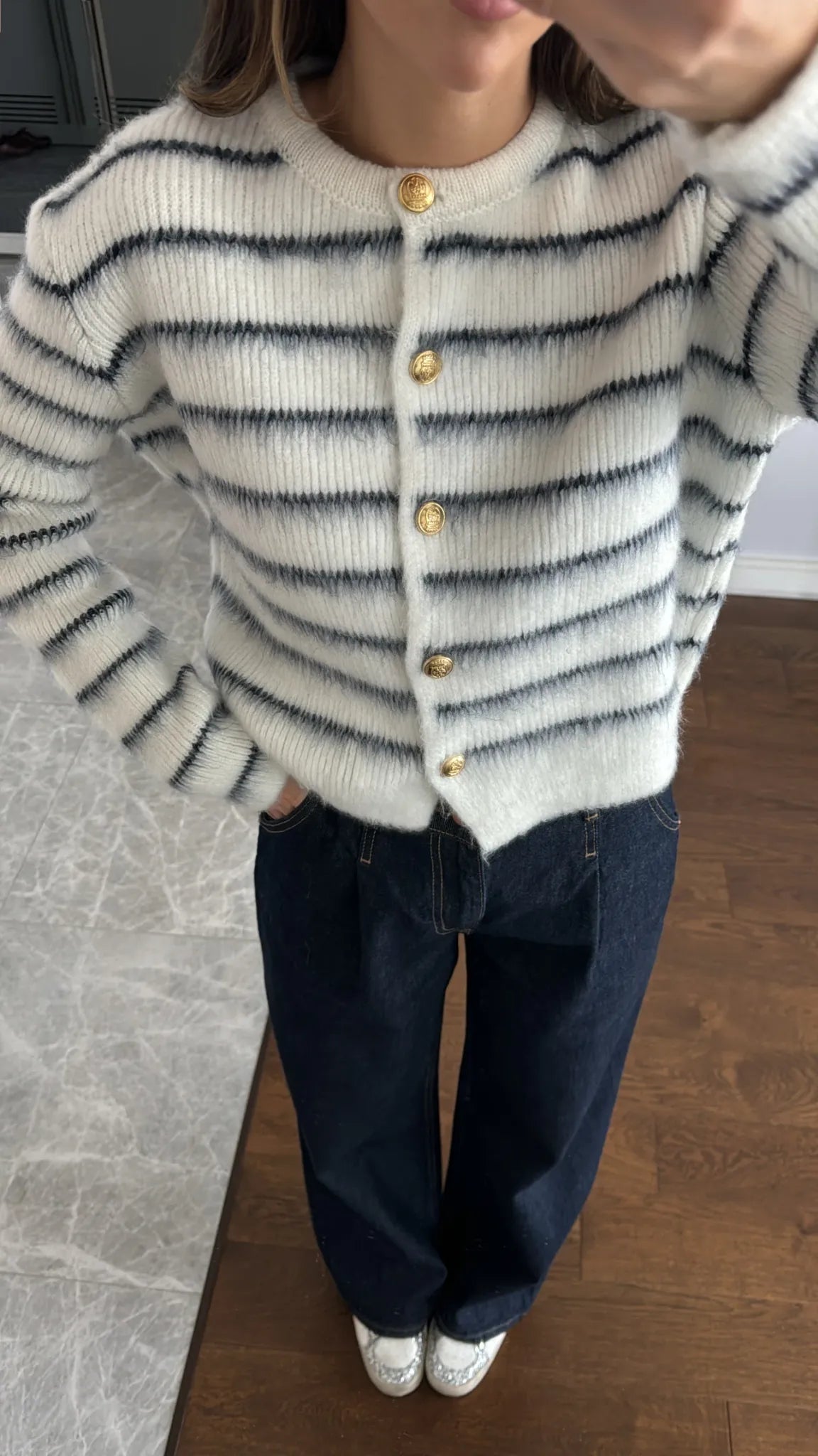 CLOUD STRIPE GOLD BUTTON CARDIGAN – IVORY, tekstura i zlatna dugmad