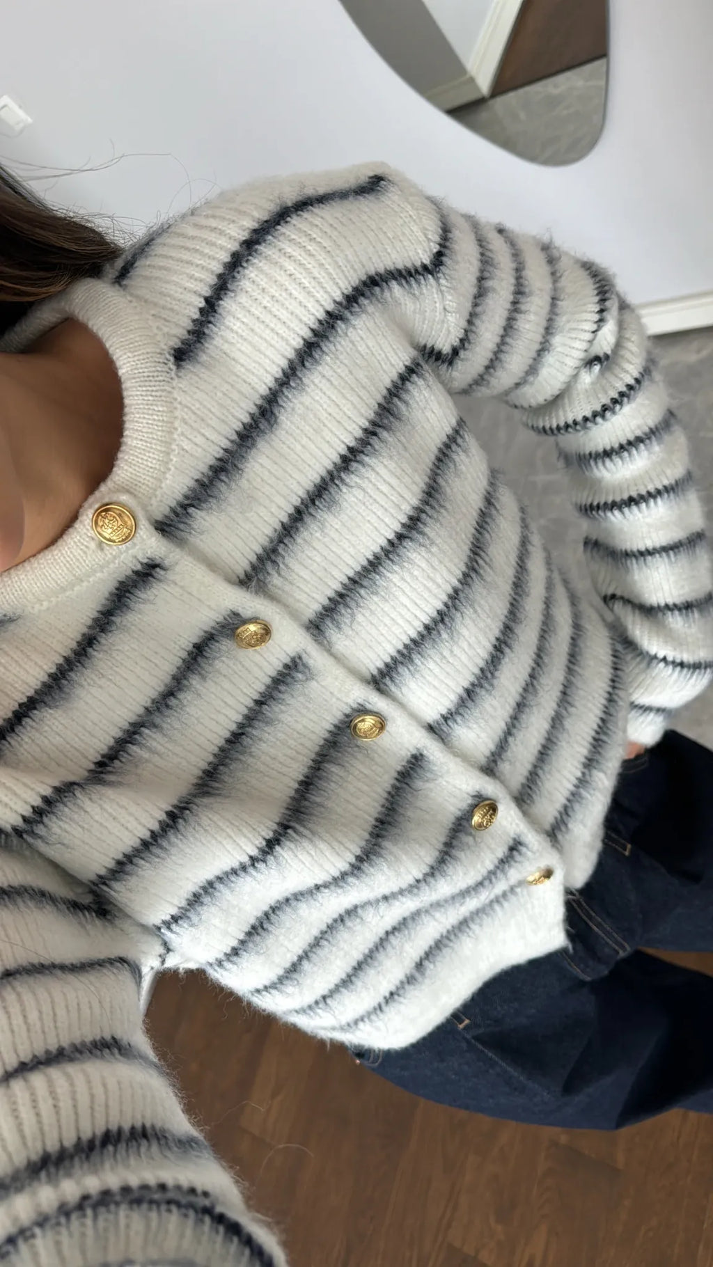 CLOUD STRIPE GOLD BUTTON CARDIGAN – IVORY, detalj rukava i kopčanja