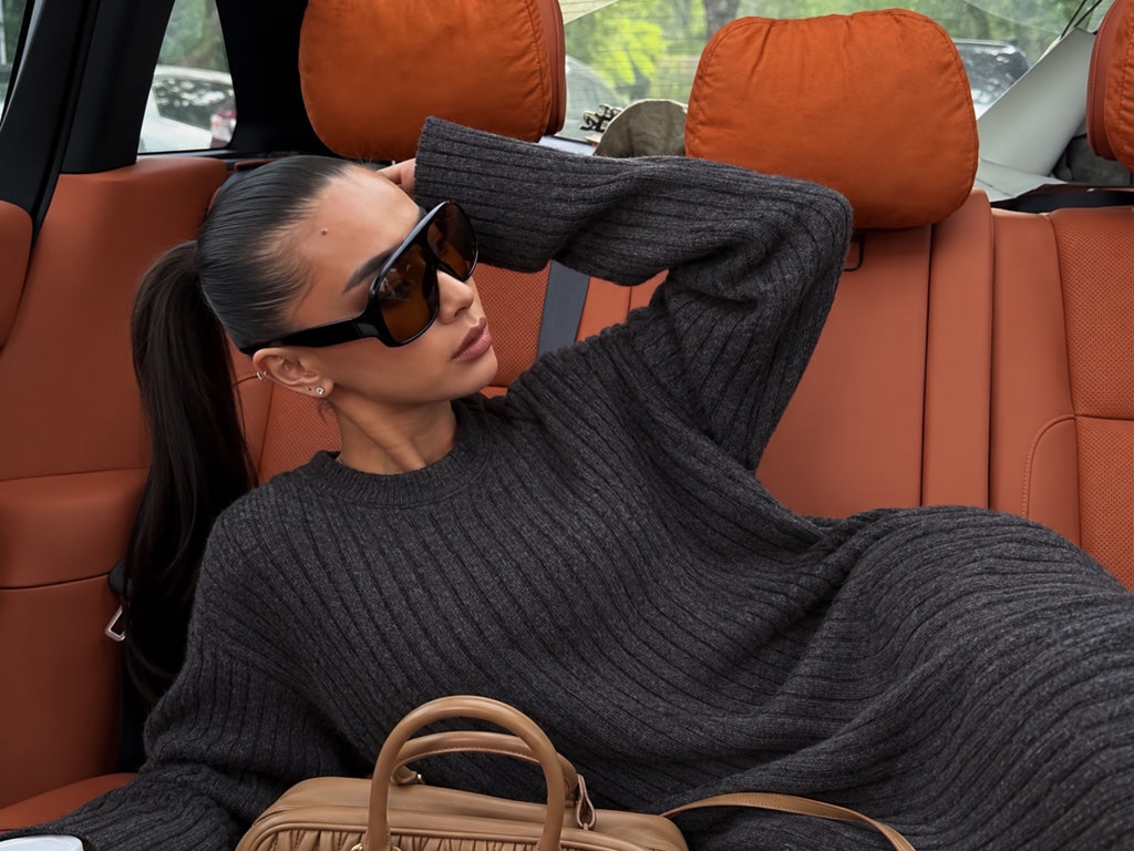 RIBBED KNIT MAXI DRESS CHARCOAL – detalj okruglog izreza, dugih rukava i rebrastog pletiva