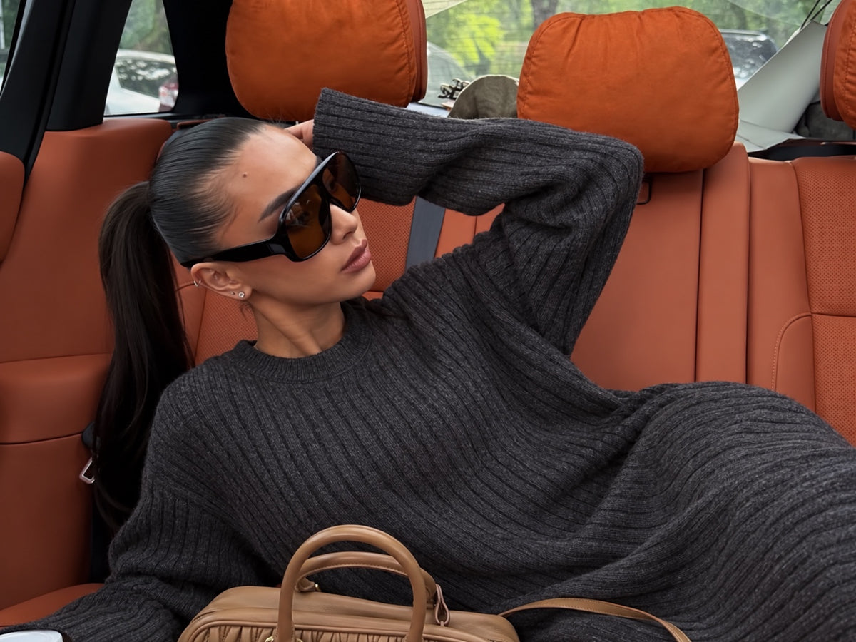 RIBBED KNIT MAXI DRESS CHARCOAL – detalj okruglog izreza, dugih rukava i rebrastog pletiva