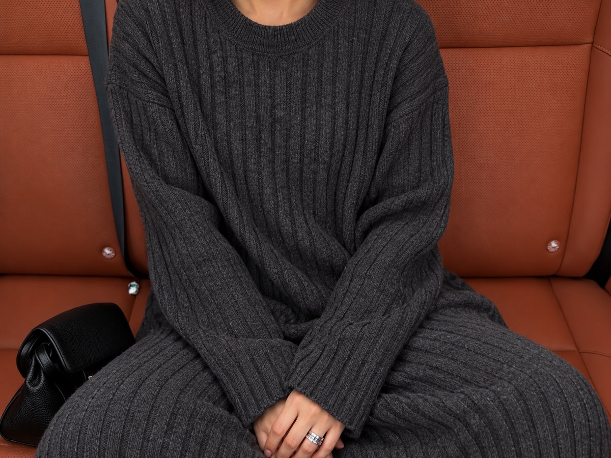 RIBBED KNIT MAXI DRESS CHARCOAL – krupni plan vertikalne rebraste teksture pletenine