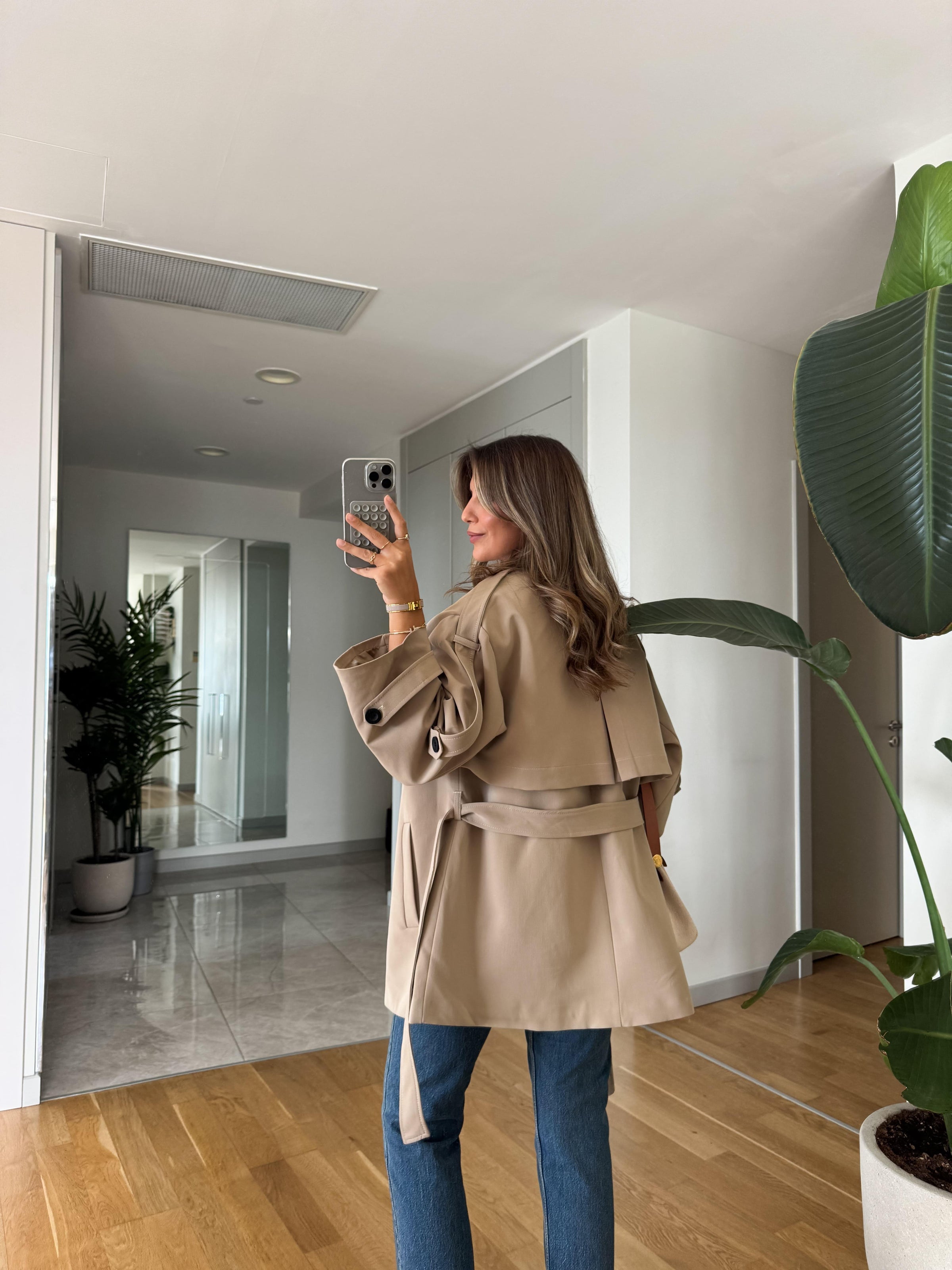 Trench coat – bezvremenski klasik u bež boji