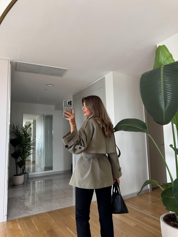 Trench coat – bezvremenski klasik u maslinasto zelenoj boji