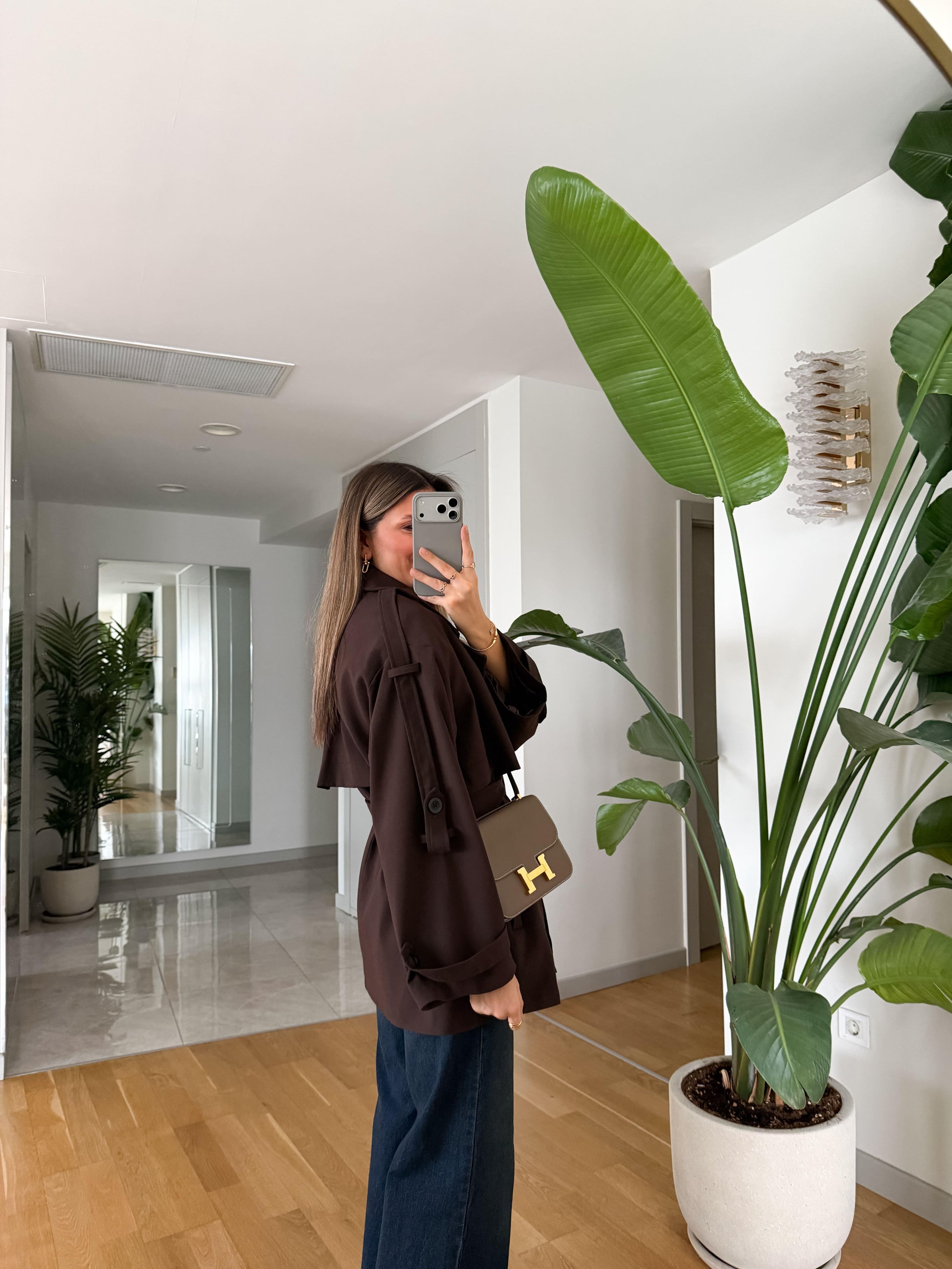 Trench coat – bezvremenski klasik u braon boji