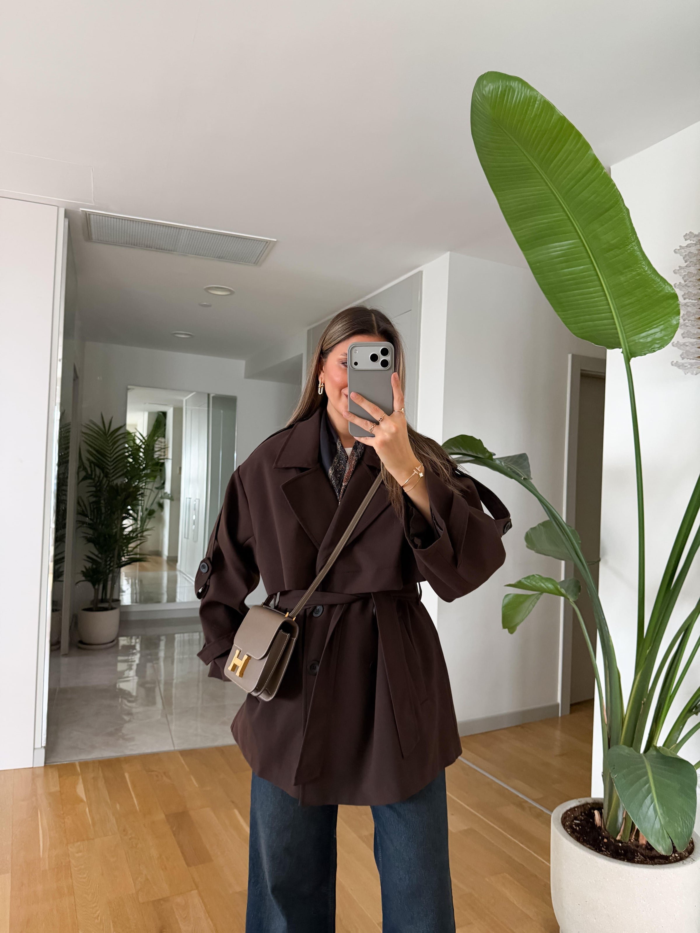 Trench coat – bezvremenski klasik u braon boji