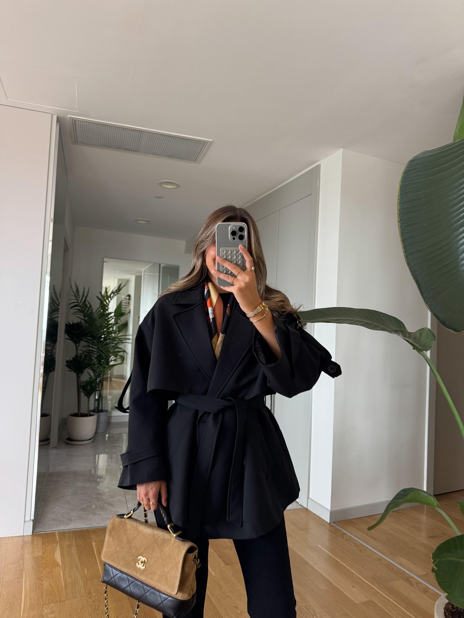 Trench coat – bezvremenski klasik u crnoj boji